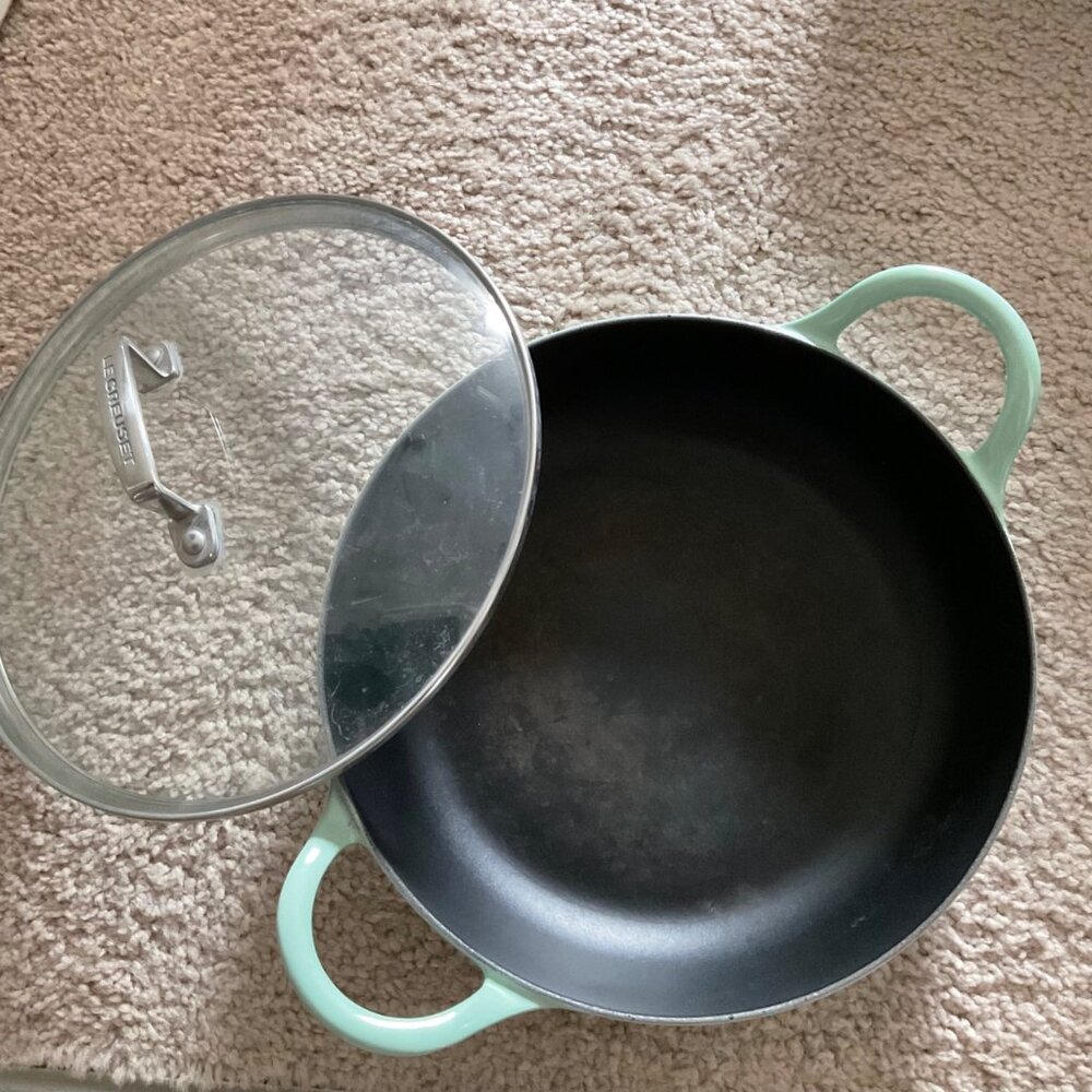 Le Creuset Signature Cast Iron11-Inch cool mint green Pan Glass Lid Dark inside